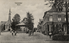14722 Gezicht op de Markt met bebouwing en de muziektent te Veenendaal; met op de achtergrond de voorgevel van de ...